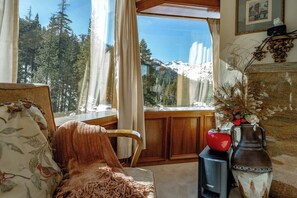 Älytelevisio, takka, DVD-soitin, stereot