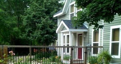 10% off August midweek stays!^ Steps to Butler St-Walk to Everything-Very Clean