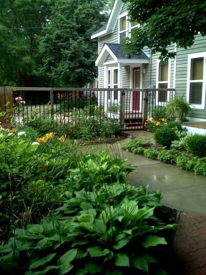 Steps to Butler St-Walk to Everything-Very Clean