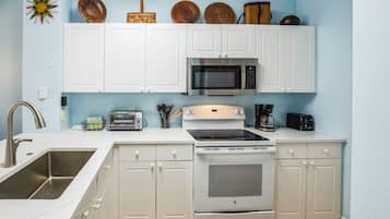 Jääkaappi, mikroaaltouuni, uuni, liesi