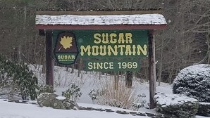 Letrero de Sugar Mountain con logotipo de hoja de arce, indicando que ha sido establecido desde 1969.