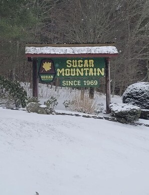 Property grounds - "The Serenity Home" on Sugar Mountain (Sugar Mountain)