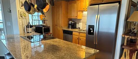 Réfrigérateur, four à micro-ondes, un four, surface de cuisson