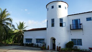 Exterior - Oceanfront Spanish Villa - FREE Starlink Wi-Fi (Dauis)