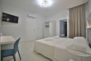 Deluxe kamer | 1 slaapkamer, luxe beddengoed, een kluis op de kamer, een bureau