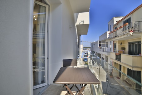 Deluxe Room | 1 bedroom, premium bedding, in-room safe, desk