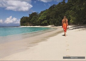 Una playa cerca, arena blanca