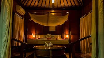 Andaman Villa | Minibar, caja de seguridad en la habitación y ropa de cama