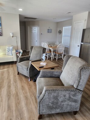 Smart TV, DVD player, books, music library - Beautiful Beachfront!! Spectacular View! Awesome Deck! Gourmet Kitchen (Bolivar Peninsula)