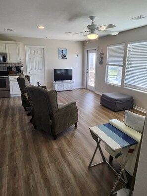 スマートテレビ、DVD プレーヤー、書庫、ミュージックライブラリ