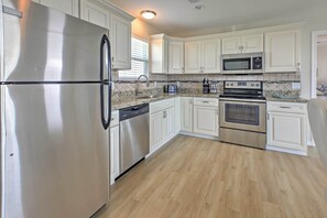 Kjøleskap, mikrobølgeovn, ovn og kokeplater