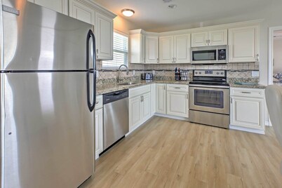 Beachfront!! Spectacular View! Awesome Deck! Gourment Kitchen 