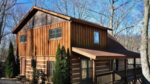 A wooden cabin with a porch and a covered deck area. - Luxury Cabin: 3 Kings, Hot Tub, Fireplace, Lg Deck (Banner Elk)