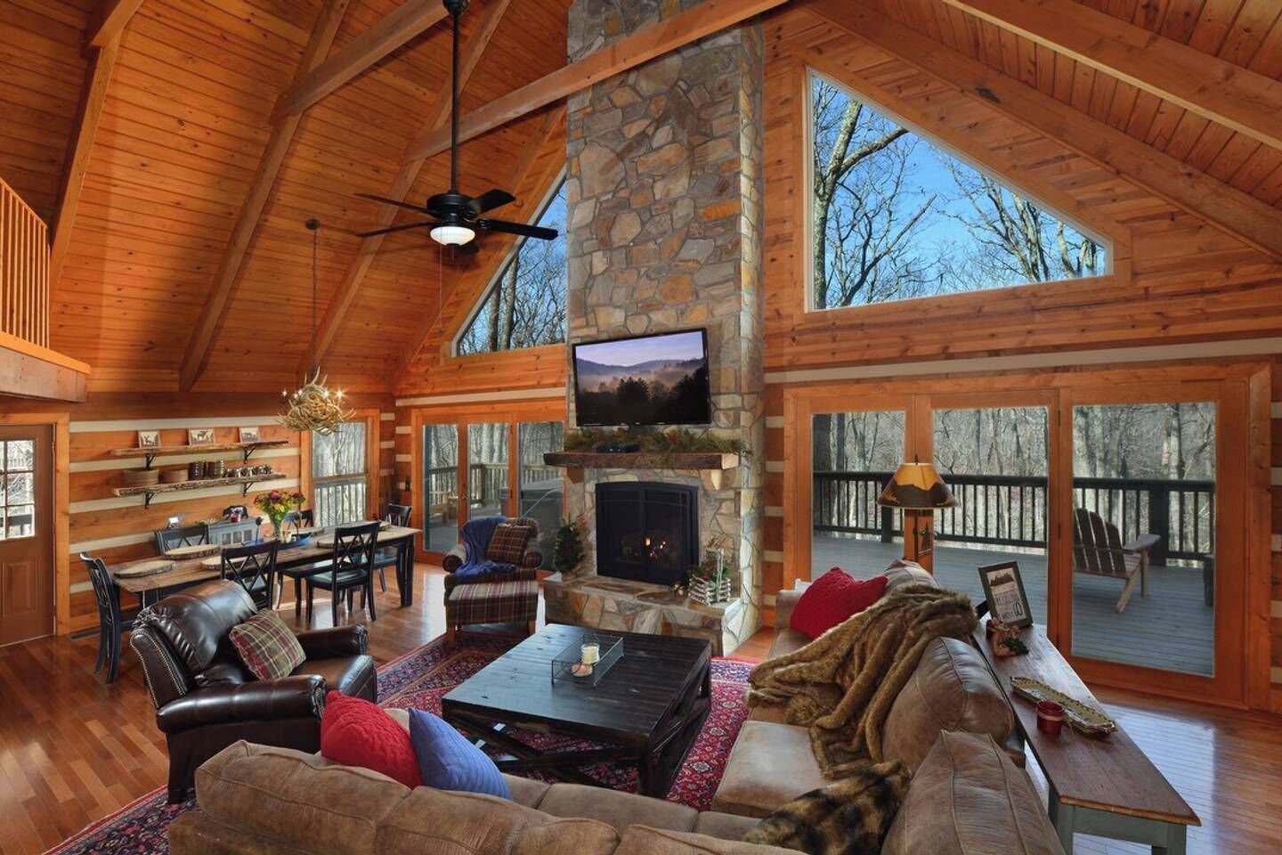 Televisión, chimenea y oficina 