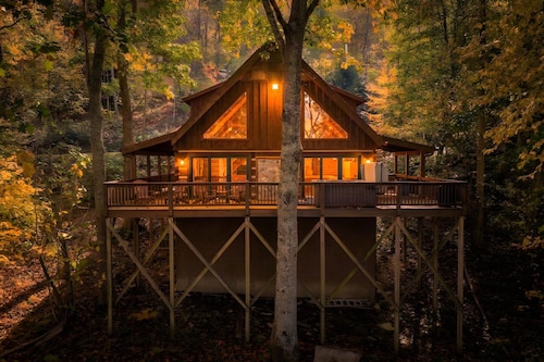 Luxury Cabin: 3 Kings, Hot Tub, Fireplace, Lg Deck