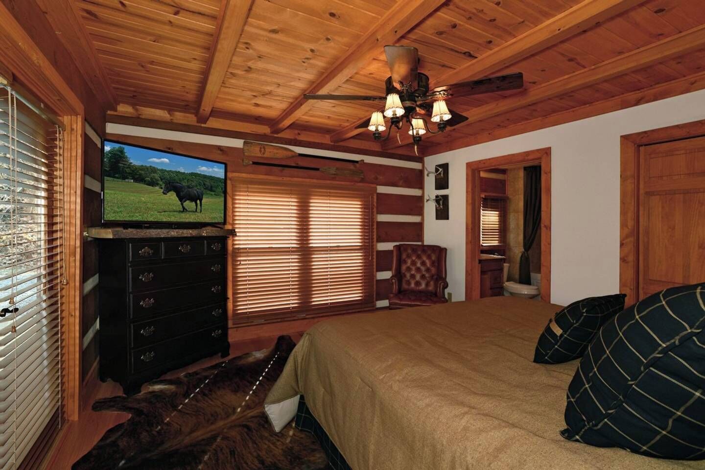 4 habitaciones, tabla de planchar con plancha, wifi y ropa de cama 