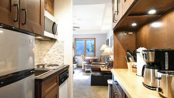 Coffee/tea maker, fridge, stovetop, dishwasher