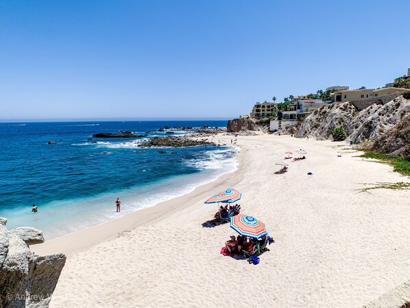 Playa privada, tumbonas y toallas de playa
