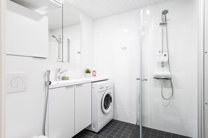Regadera, bidet, toallas, papel de baño 