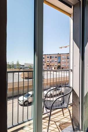 Espacio para trabajar con laptop y cortinas blackout