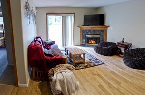 智能電視、壁爐、DVD 播放機、音響