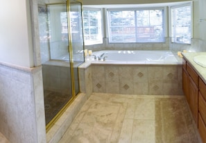 Ensemble douche/baignoire, serviettes fournies, savon, papier toilette