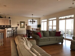 Smart-TV, peis, DVD-spiller og bøker