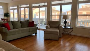 Smart-TV, Kamin, DVD-Player, Bücher