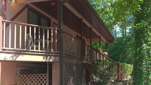 Een huis met twee verdiepingen, een balkon en een overdekte veranda.