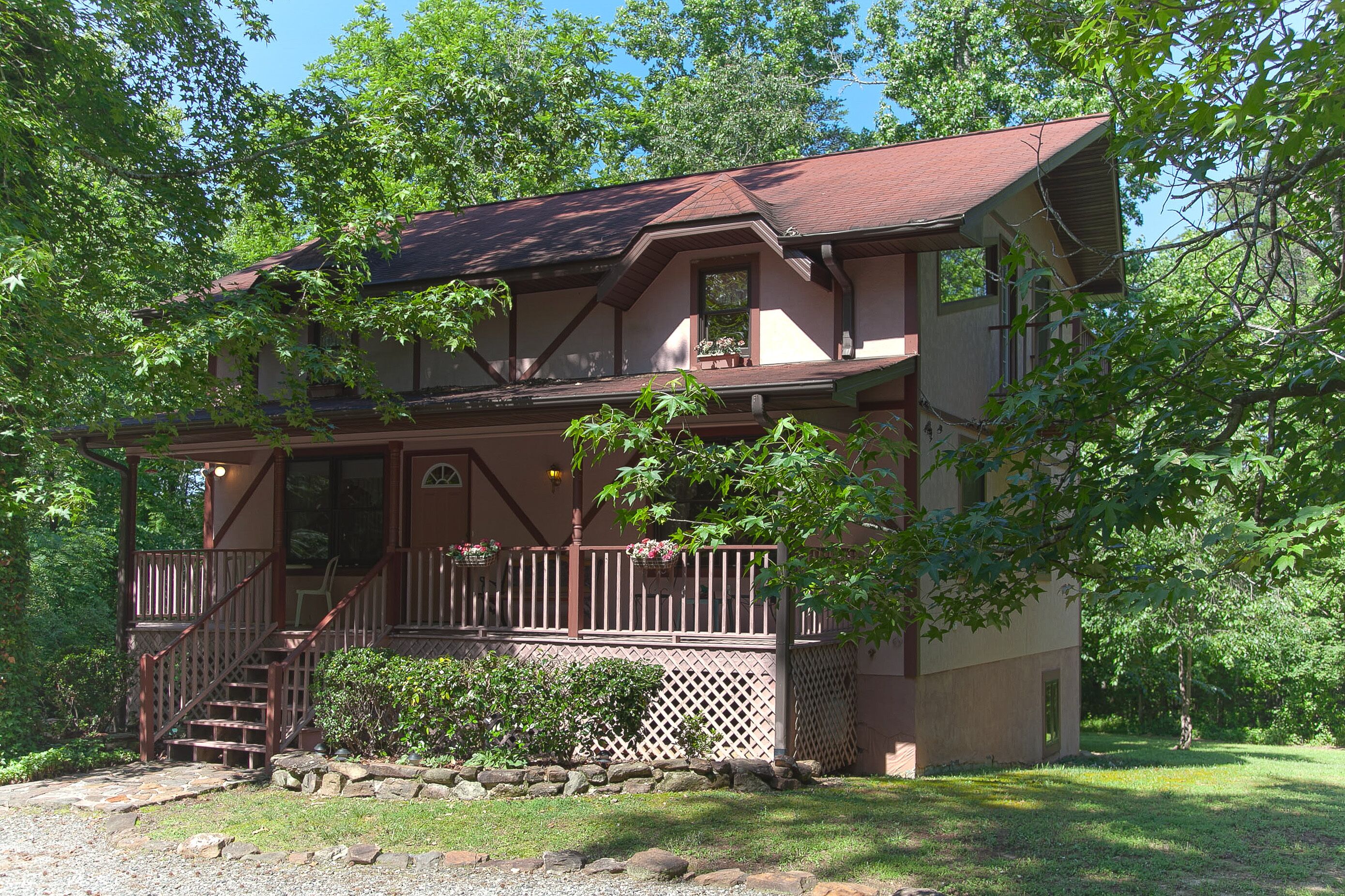 Rosewood Chalet  Secluded and Pet Friendly