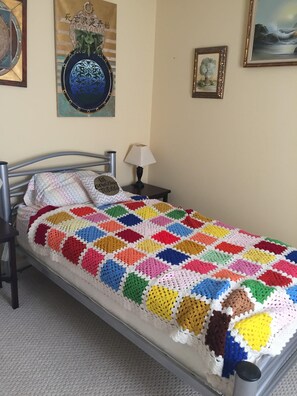 5 bedrooms, iron/ironing board, WiFi, bed sheets