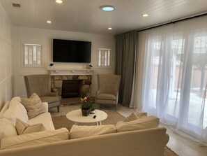 Smart TV, caminetto, videogiochi