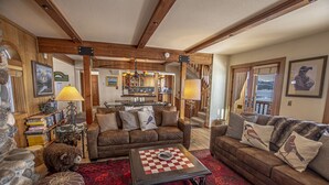 Una sala de estar acogedora con chimenea, una mesa de centro y un sofá.