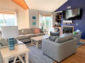 Älytelevisio, takka, DVD-soitin, stereot