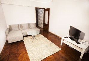 Leilighet, 2 soverom | Oppholdsområde | Flatskjerm-TV