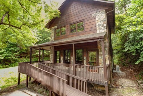 Running Branch Lodge (cabin) Nantahala,rafting,zipline,Wifi, dtv, firepit,stream