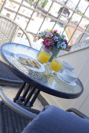Daily continental breakfast (RUB 300 per person)