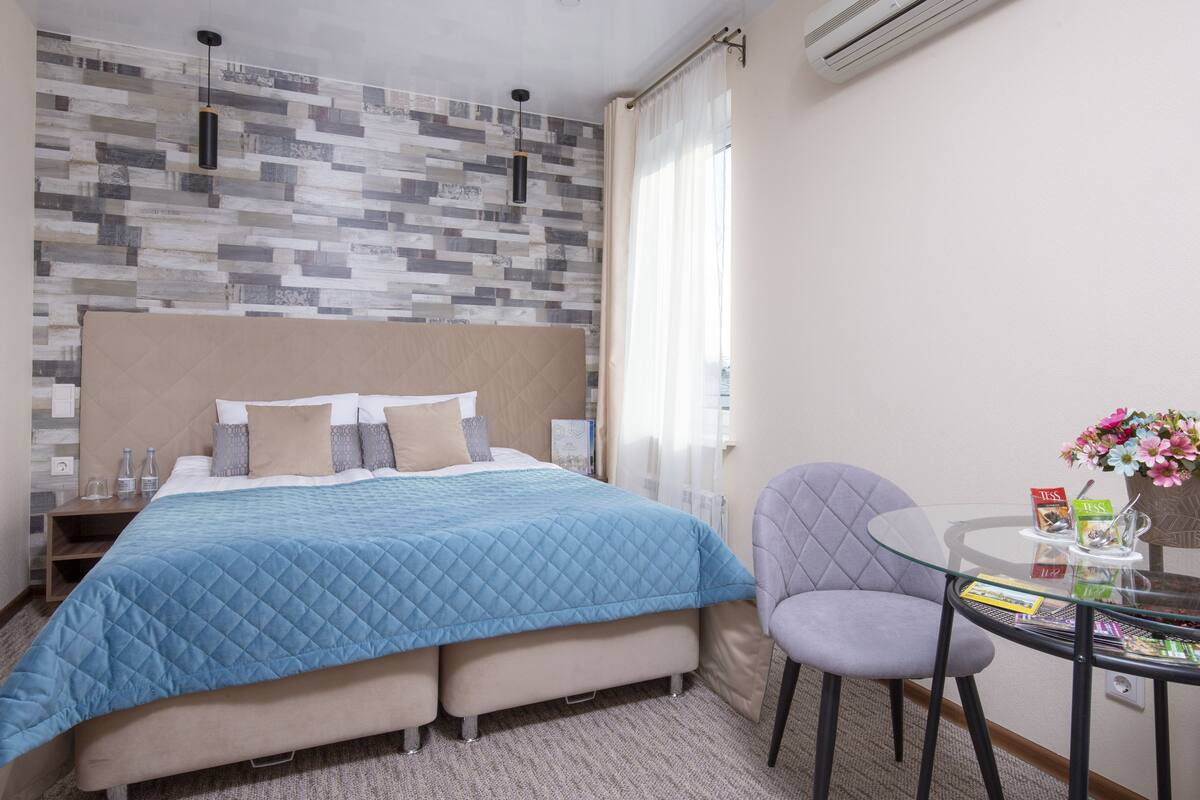 Deluxe Double or Twin Room | Peralatan tempat tidur premium, bar mini, peti besi dalam bilik, meja
