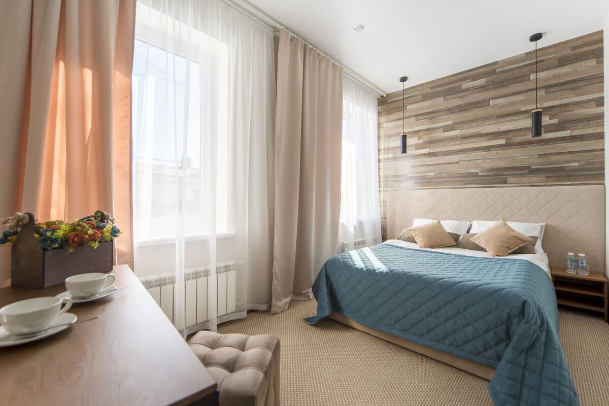 Superior Double or Twin Room | Peralatan tempat tidur premium, bar mini, peti besi dalam bilik, meja