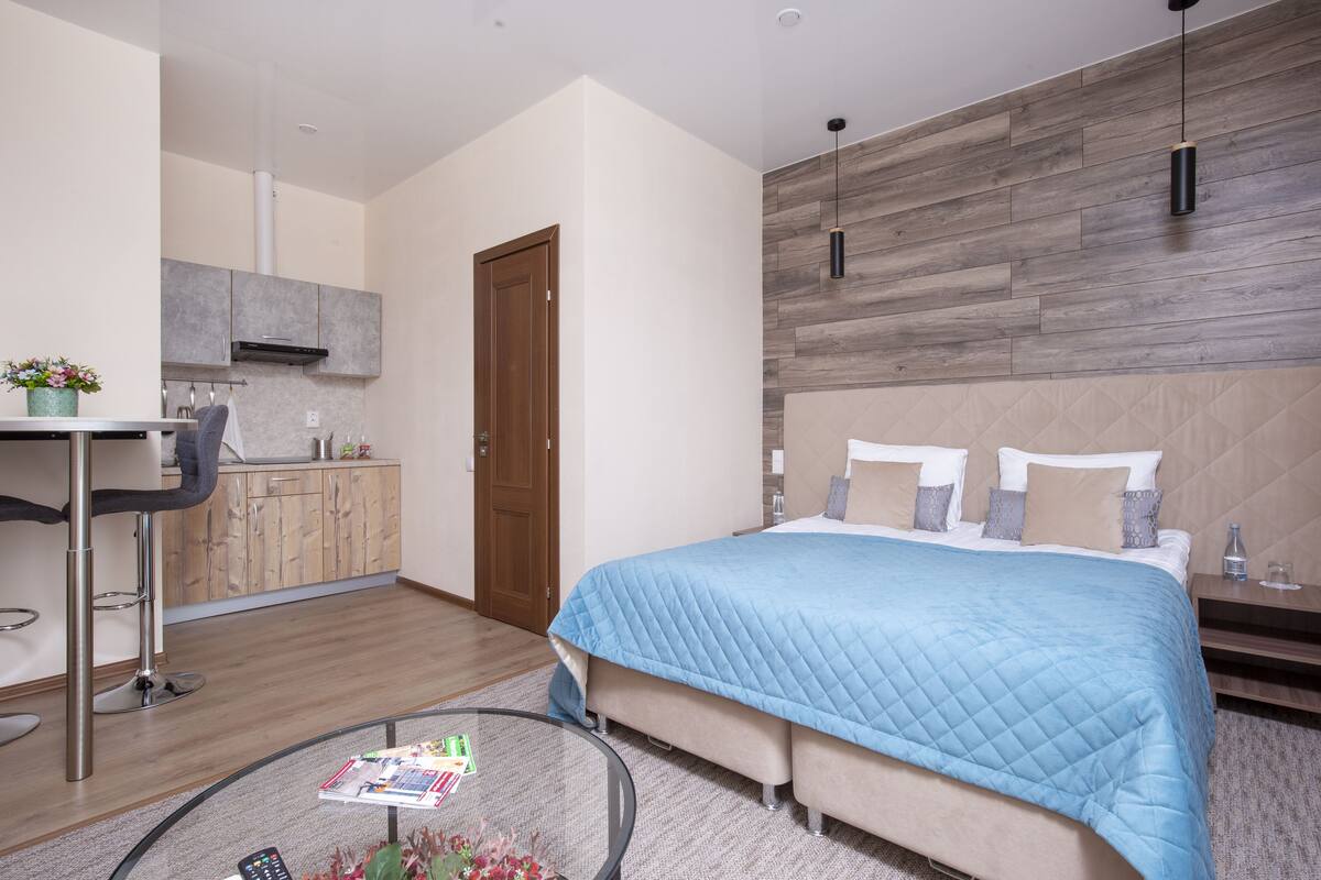 Peralatan tempat tidur premium, bar mini, peti besi dalam bilik, meja