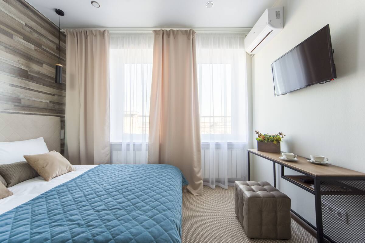 Standard Double or Twin Room | Peralatan tempat tidur premium, bar mini, peti besi dalam bilik, meja