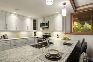 Réfrigérateur, four à micro-ondes, un four, surface de cuisson