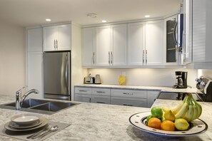 Réfrigérateur, four à micro-ondes, un four, surface de cuisson