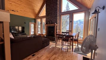 Smart-TV, Kamin, DVD-Player, Bücher