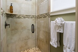 Een douche, een haardroger, handdoeken, zeep