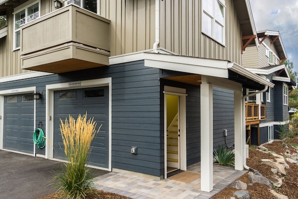 The Little Milky Way Apartment is above the garage. Parking for 2 Cars.