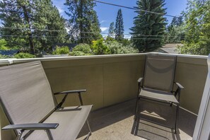 Property grounds - Amazing West Side - Walk Everywhere - Dog Friendly (Bend)