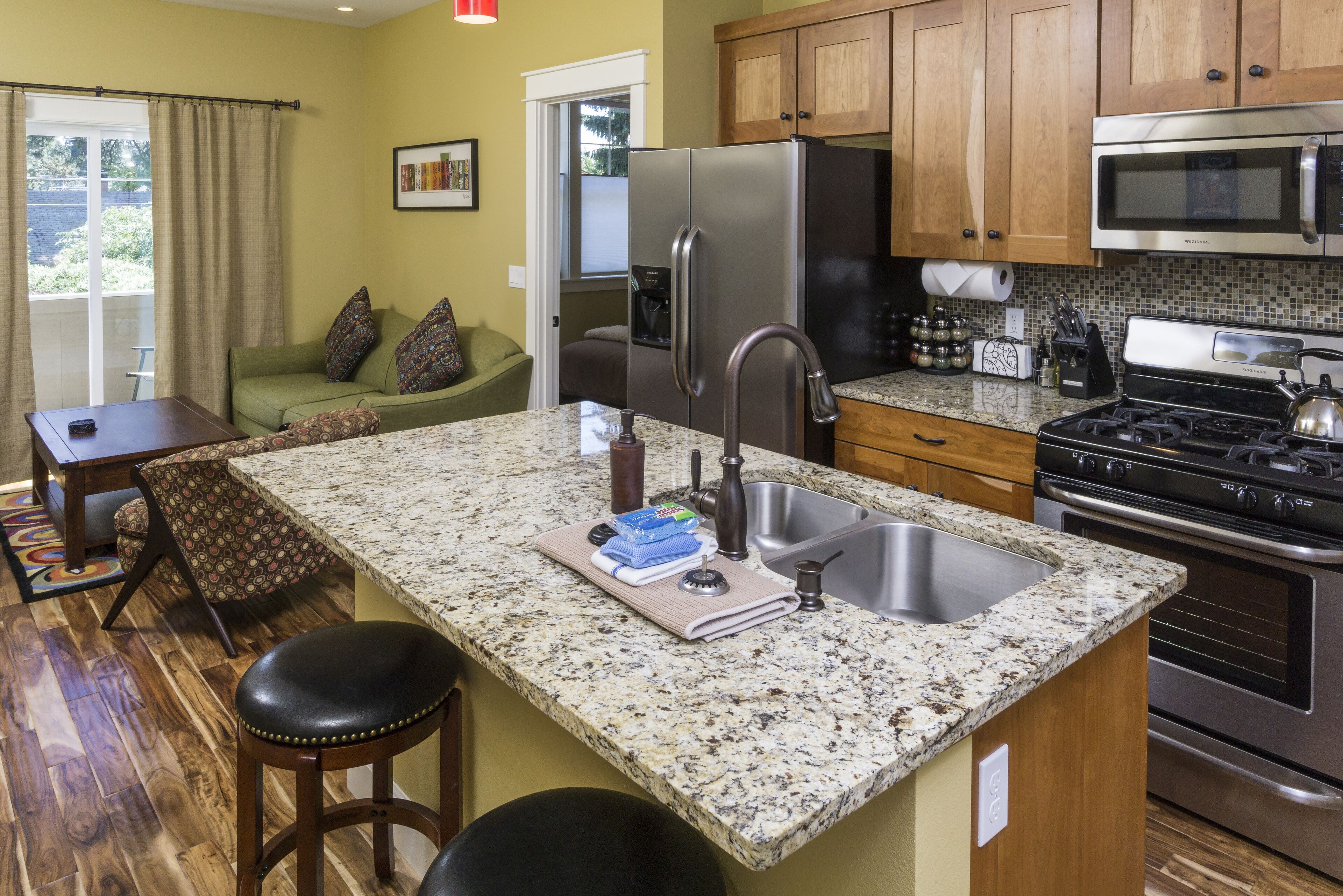 冰箱、微波炉、烤箱、炉灶