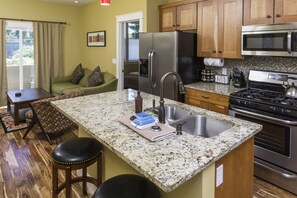 Jääkaappi, mikroaaltouuni, uuni, liesi