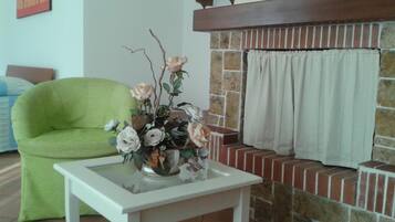 Kamar Quadruple, pemandangan kebun | Ruang keluarga | TV layar datar